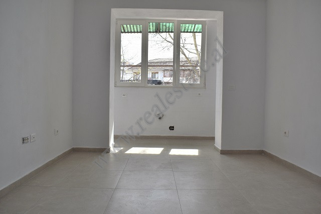 Ambient zyre me qira prane tregut te Medreses ne Tirane